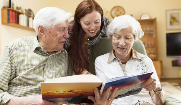 Ein Fotobuch als Geschenk für Senioren kann schnell online gestaltet werden.