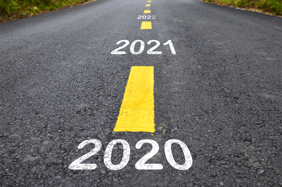 Eine Straße auf dessen Asphalt die Jahre 2020, 2021 und 2022 aufgemalt sind.