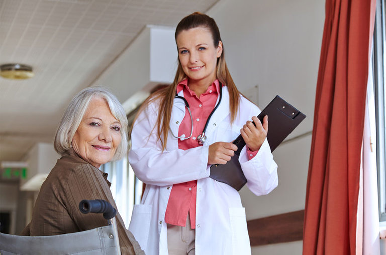 Seniorin im Rollstuhl wird aus dem Krankenhaus entlassen.