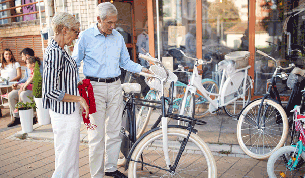 Zwei Senioren beim Fahrradkauf.