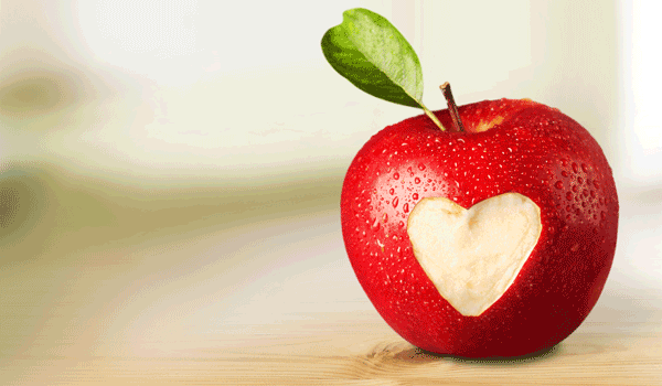 Ein Apfle mit eine ausgeschnittenem Herzen in der Mitte. 
