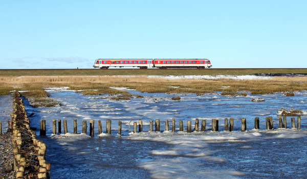 Ein Zug fährt über den Hindenburgdamm.