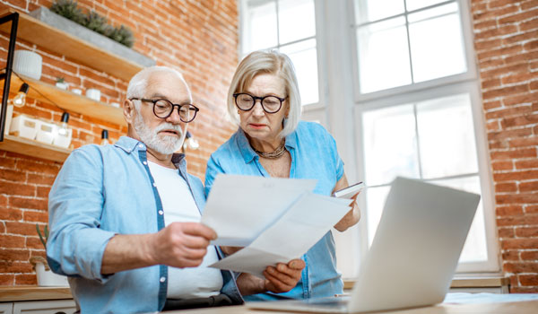 Ein Seniorenpaar überprüft ihre Rechnungen.