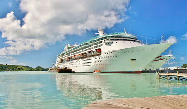 Ein Kreuzfahrtschiff vor Anker in der Karibik.