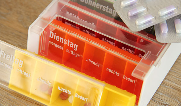 Medikamentenboxen in verschiedenen Farben