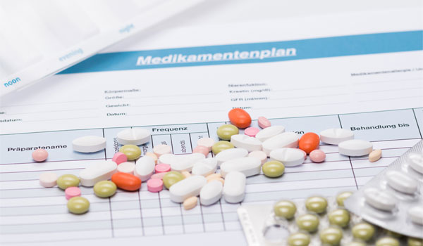 Medikamentenplan und Tabletten.