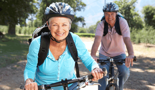 Ein Seniorenpärchen ist mit den Fahrrädern unterwegs.