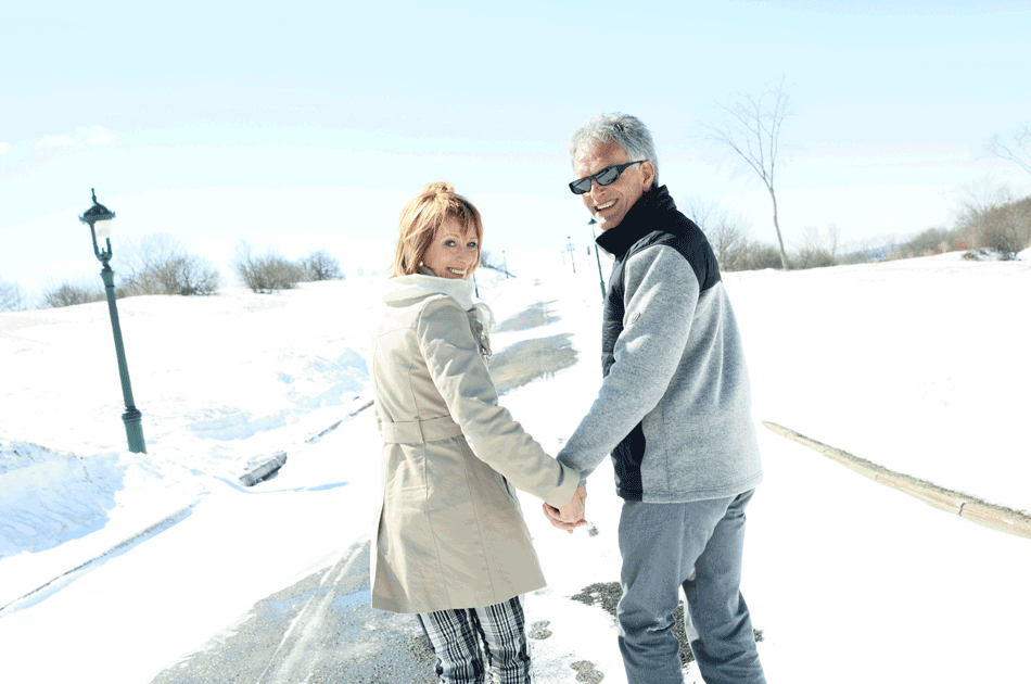 Ein älteres Paar beim Spaziergang im Winter.