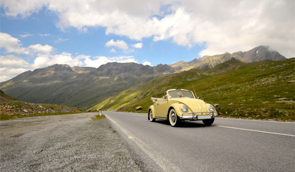 VW Käfer in den Alpen