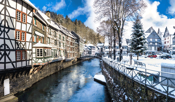 Monschau im Winter mit seinen Fachwerkhäusern am Fluss.