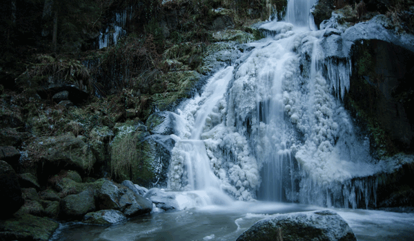 Die Triberger Wasserfälle im Winter.