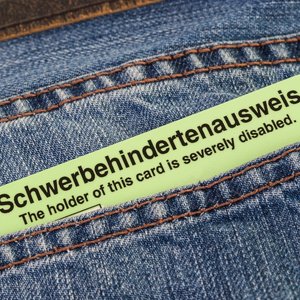 Ein Schwerbehindertenausweis in einer Jeanstasche.