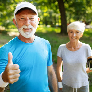 Glückliche Senioren joggen, um gesund zu bleiben und abzunehmen