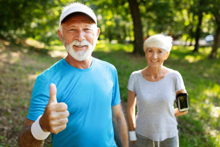 Glückliche Senioren joggen, um gesund zu bleiben und abzunehmen
