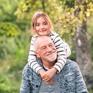 Umgangsrecht der Großeltern: Kind sitzt auf den Schultern eines Erwachsenen