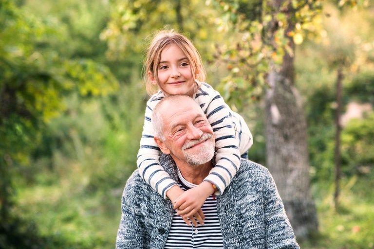 Umgangsrecht der Großeltern: Kind sitzt auf den Schultern eines Erwachsenen