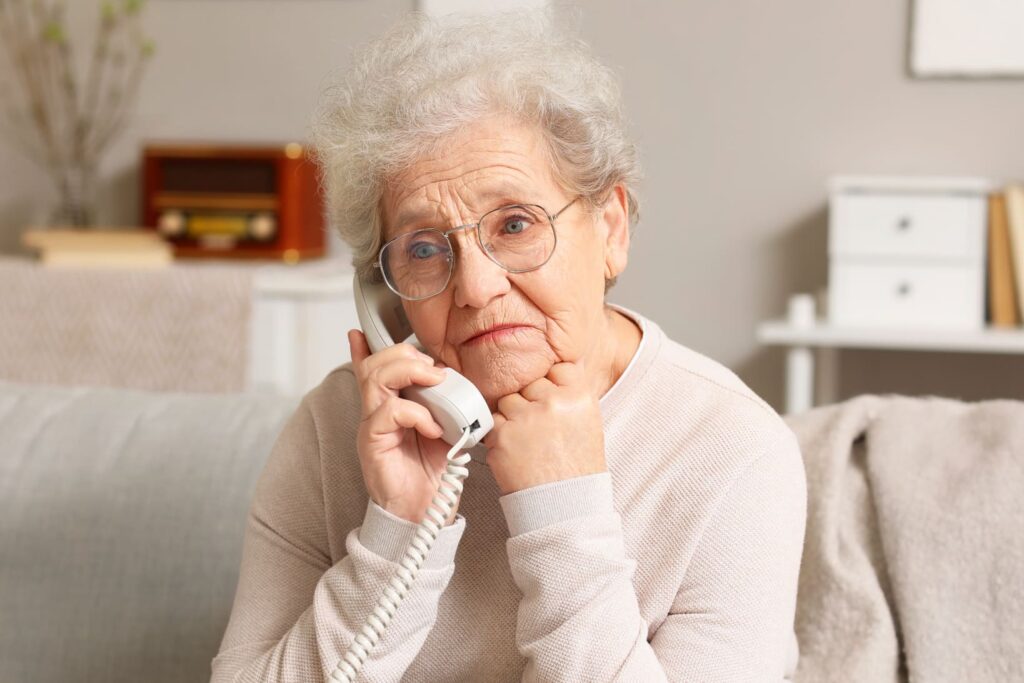 Eine alte Frau telefoniert.