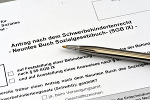 Ein Antrag auf einen Schwerbehindertenausweis auf einem Tisch.