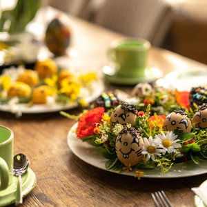 Ein gedeckter Osterbrunch Tisch.