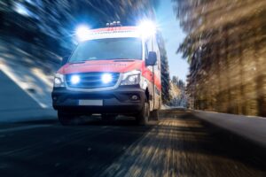 Ein Krankenwagen ist unterwegs.