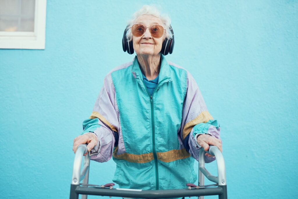 Portrait einer Seniorin mit Rollator und Kopfhörer