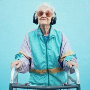 Portrait einer Seniorin mit Rollator und Kopfhörer