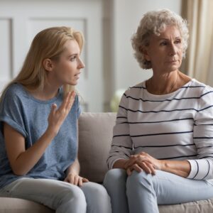 Eine Tochter versucht, ihre alte Mutter von etwas zu überzeugen.