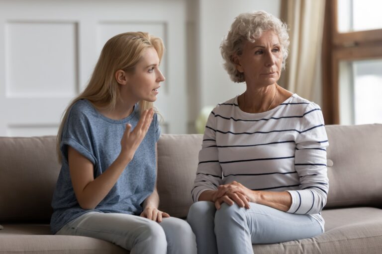 Eine Tochter versucht, ihre alte Mutter von etwas zu überzeugen.