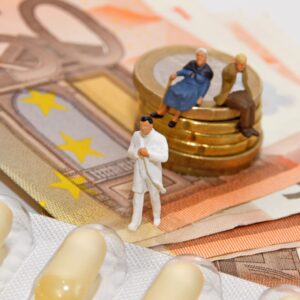 Collage mit Euromünzen und scheinen. Ein älteres Paar sitzt auf dem Geld und sind Medikamente zu sehen.