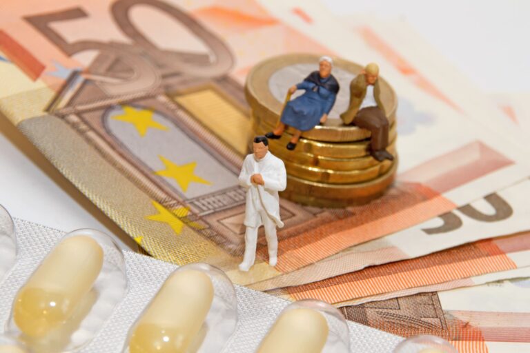 Collage mit Euromünzen und scheinen. Ein älteres Paar sitzt auf dem Geld und sind Medikamente zu sehen.