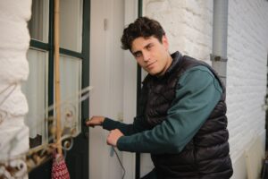 Ein Mitarbeiter von ProVita Assist öffnet die Wohnungstür.